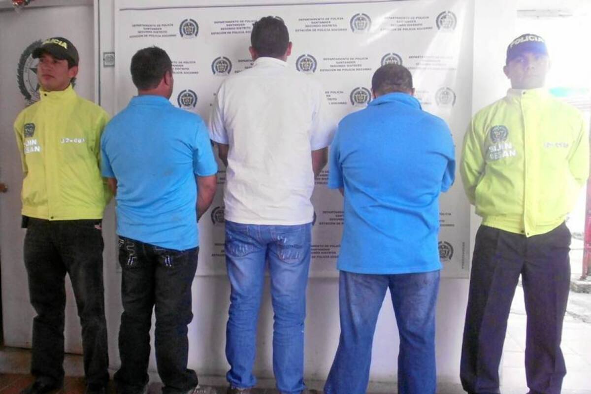 En el casco urbano del Socorro se produjo la captura de dos hombres, el otro fue capturado en Guadalupe. Los individuos harían parte de la banda delincuencial Los Comuneros, previos allanamientos a dos viviendas. (Foto: Suministrada Policía /VANGUARDIA LIBERAL)