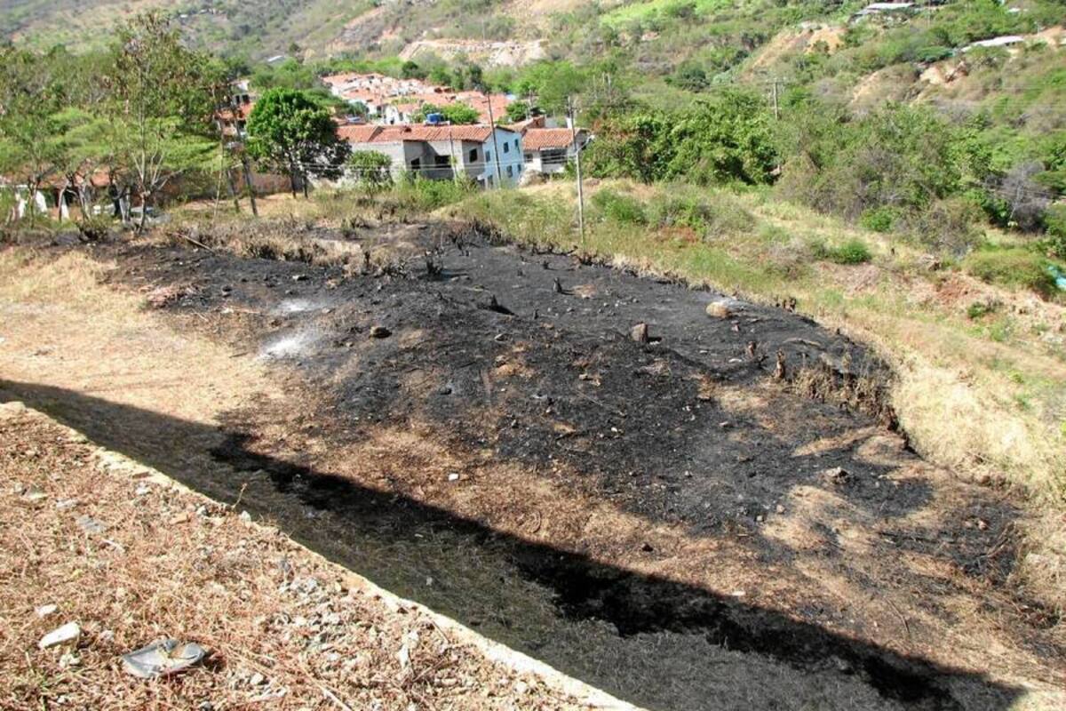 Lote aledaño a la Estación Los Olivos, donde se presentó uno de los incendios. (Foto: Wolfgang Arias P. / VANGUARDIA LIBERAL)
