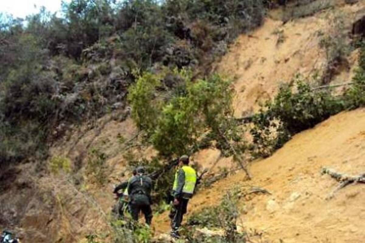 La policía y la comunidad se encargaron de sacar de entre tierra y rocas, a Pablo Antonio Manrique Amado, quien sólo presentó golpes en el omoplato. (Foto: Archivo / VANGUARDIA LIBERAL )