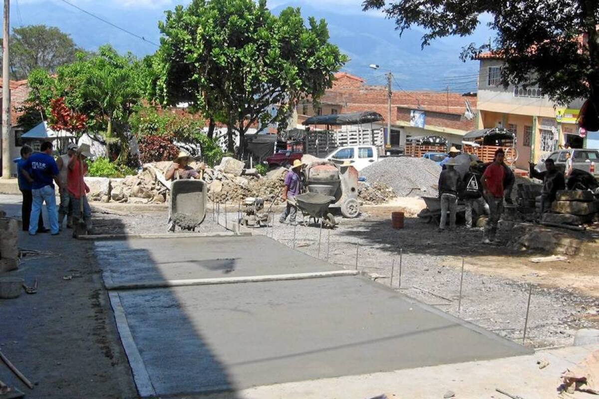 El Plan Vial del Socorro incluyó un total de diecisiete cuadras, de 24 presentadas en el estudio. El contrato no estipula cuáles eran dichas vías, sino las cantidades de obra, porque durante su ejecución al romper las calles se podían encontrar múltiples imprevistos con los sistemas de acueducto y alcantarillado, que demandarían su arreglo o reemplazo. (Foto: Nancy Gómez /VANGUARDIA LIBERAL)
