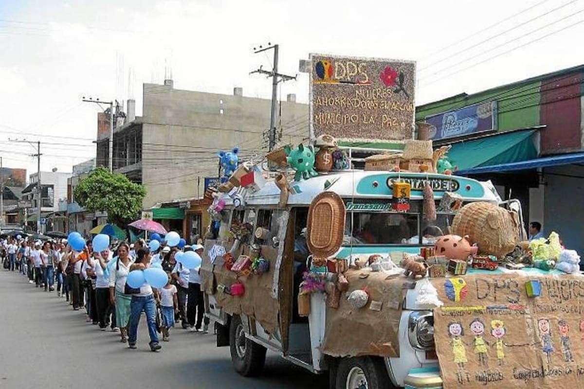 Las mujeres que desde hoy pertenecen al grupo de dos mil 250 mujeres ahorradoras en acción en la provincia de Vélez asistieron al evento de lanzamiento que se llevó a cabo en Barbosa. (Foto: Archivo /VANGUARDIA LIBERAL)