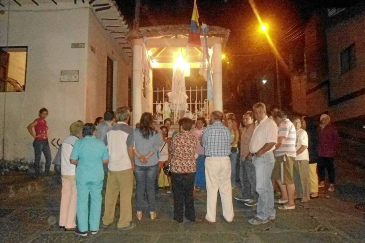 Aspectos de la reunión efectuada el pasado viernes 1 de febrero en horas de la noche en la calle 8 con 7 del barrio Fátima donde estuvo presente comunidad y funcionarios de la administración municipal. (Foto: Nancy Acuña R / VANGUARDIA LIBERAL)