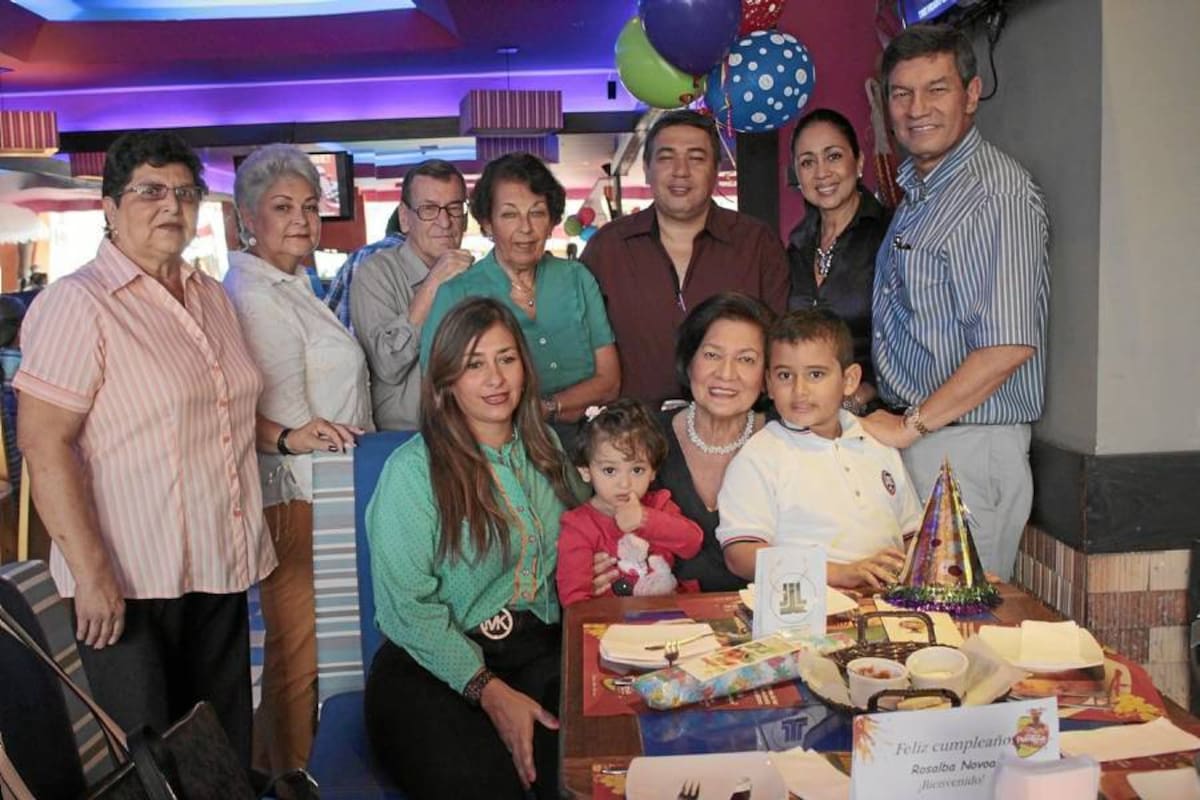 Matilde Cadena, Melissa León, Rosalba Novoa, Diego León, Teresa Méndez, María Serrano, Jesús Cadena, Lucía Cortés, Javier León, Zaida Zárate y Andrés Novoa. (Foto: Javier Gutiérrez /VANGUARDIA LIBERAL)