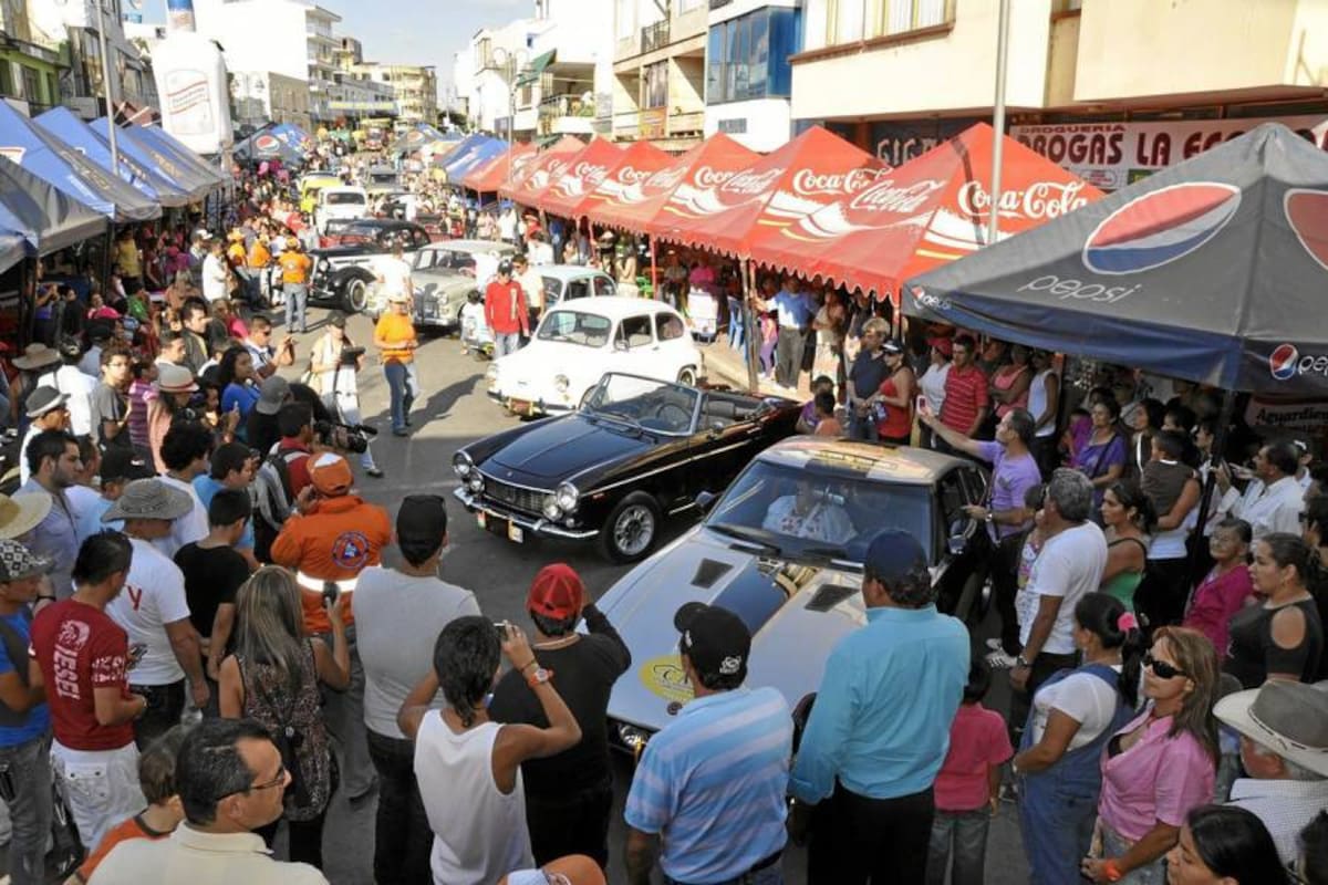 La exhibición de vehículos antiguos fue una de las más visitadas al igual que el carnavalito, eventos que se desarrollaron en las XLIX Ferias de Barbosa (Foto: Luis Fernando Martínez Vargas /VANGUARDIA LIBERAL)