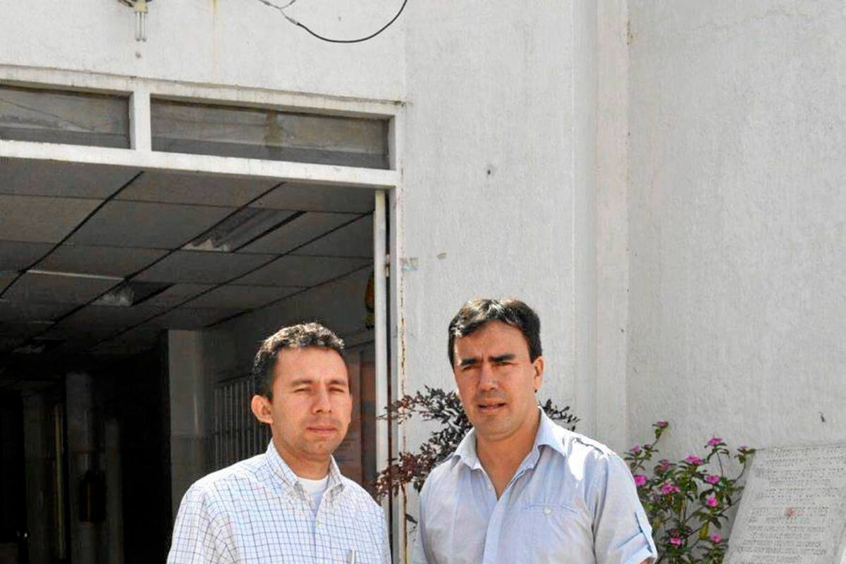 A la entrada del hospital san Bernardo, posaron el director saliente y el encargado, quienes adelantan el proceso de empalme, mientras se surte la elección del nuevo gerente de la institución hospitalaria. (Foto: Luis Fernando Martínez Vargas /VANGUARDIA LIBERAL)