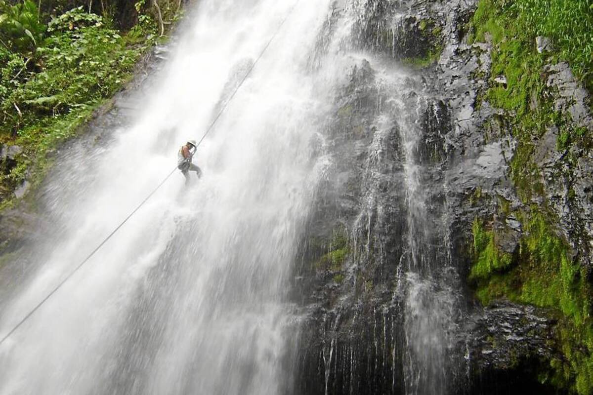 Los cientos de turistas que por estos días se desplazan por la provincia de Vélez, tienen como alternativa practicar deportes extremos como el rapel, en las cascadas del Salto del Mico, en el municipio de Sucre, una sitio que vale la pena visitar. (Foto: Suministrada/VANGUARDIA LIBERAL)