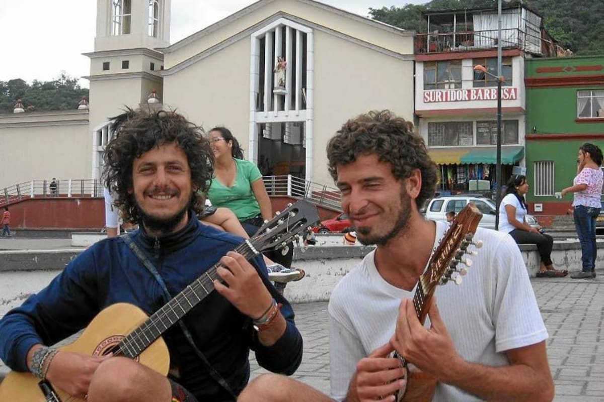 Este par de argentinos pasean por América Latina buscando aventuras en Barbosa, hicieron una estación y se dejaron seducir por el clima y la gente amable de Santander. (Foto: Paola Ardila Pinto /VANGUARDIA LIBERAL )