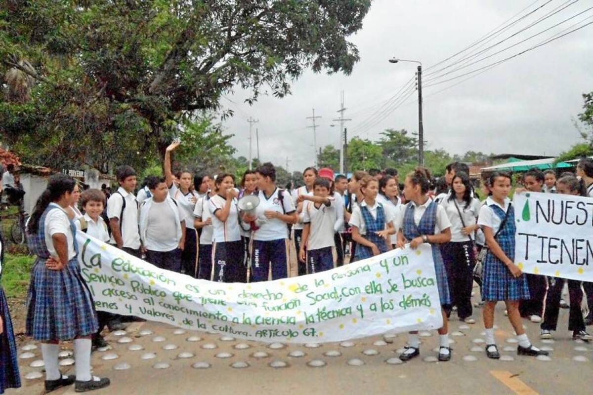 Durante tres horas los estudiantes del Colegio Integrado Yarima protestaron en un tramo de la vía que de este corregimiento conduce al municipio del Carmen de Chucurí. (Foto: Suministrada/VANGUARDIA LIBERAL)