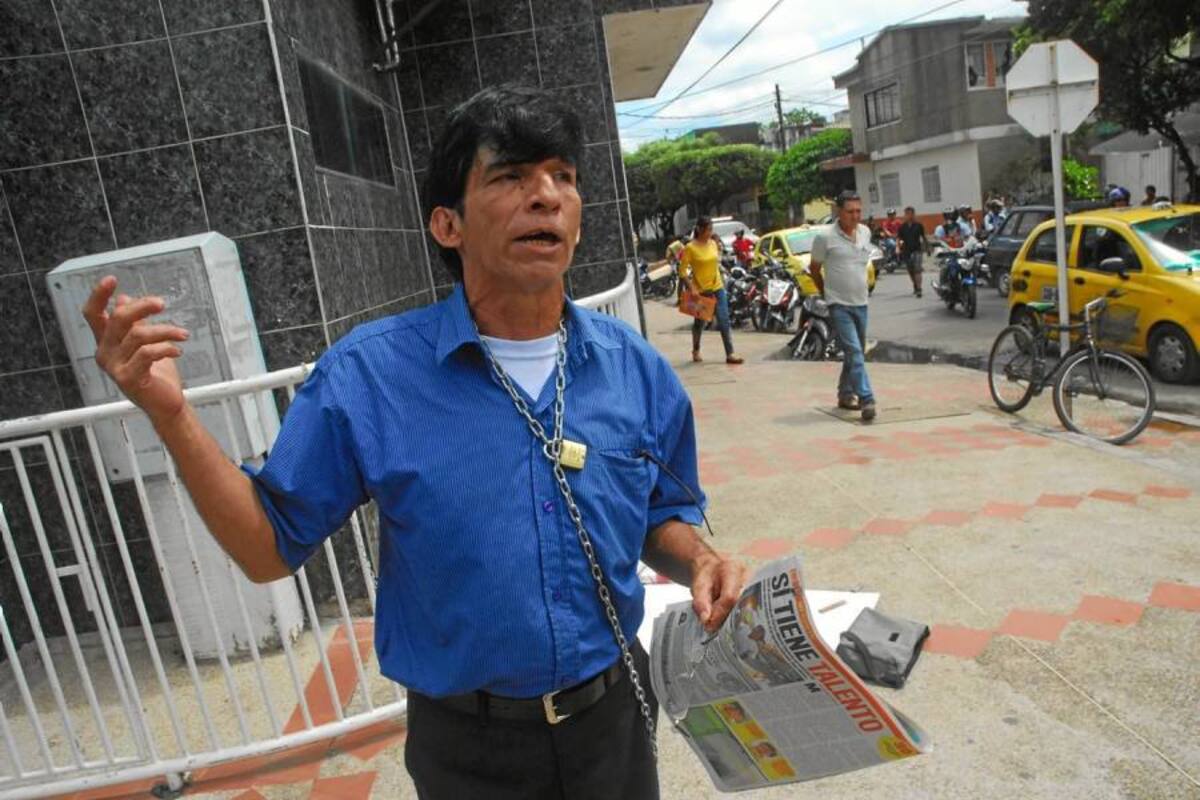 Carlos Camacho, se encadenó para exigir la atención inmediata y oportuna ante sus múltiples problemas de salud. (Foto: Javier Alvarado/VANGUARDIA LIBERAL )