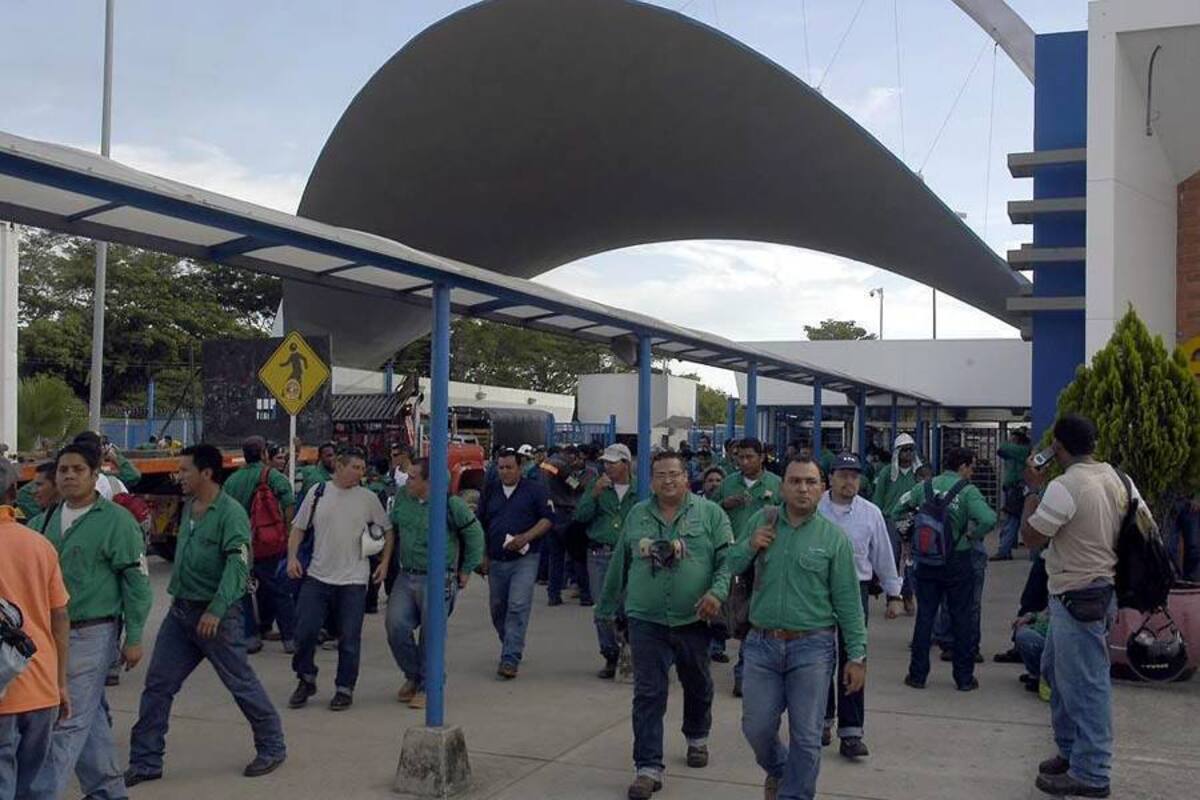 Miles de trabajadores de las distintas empresas contratistas de la refinería de Ecopetrol fueron ayer evacuadas tras un incidente en la Central Norte. (Foto: Edgar Pernett/VANGUARDIA LIBERAL )