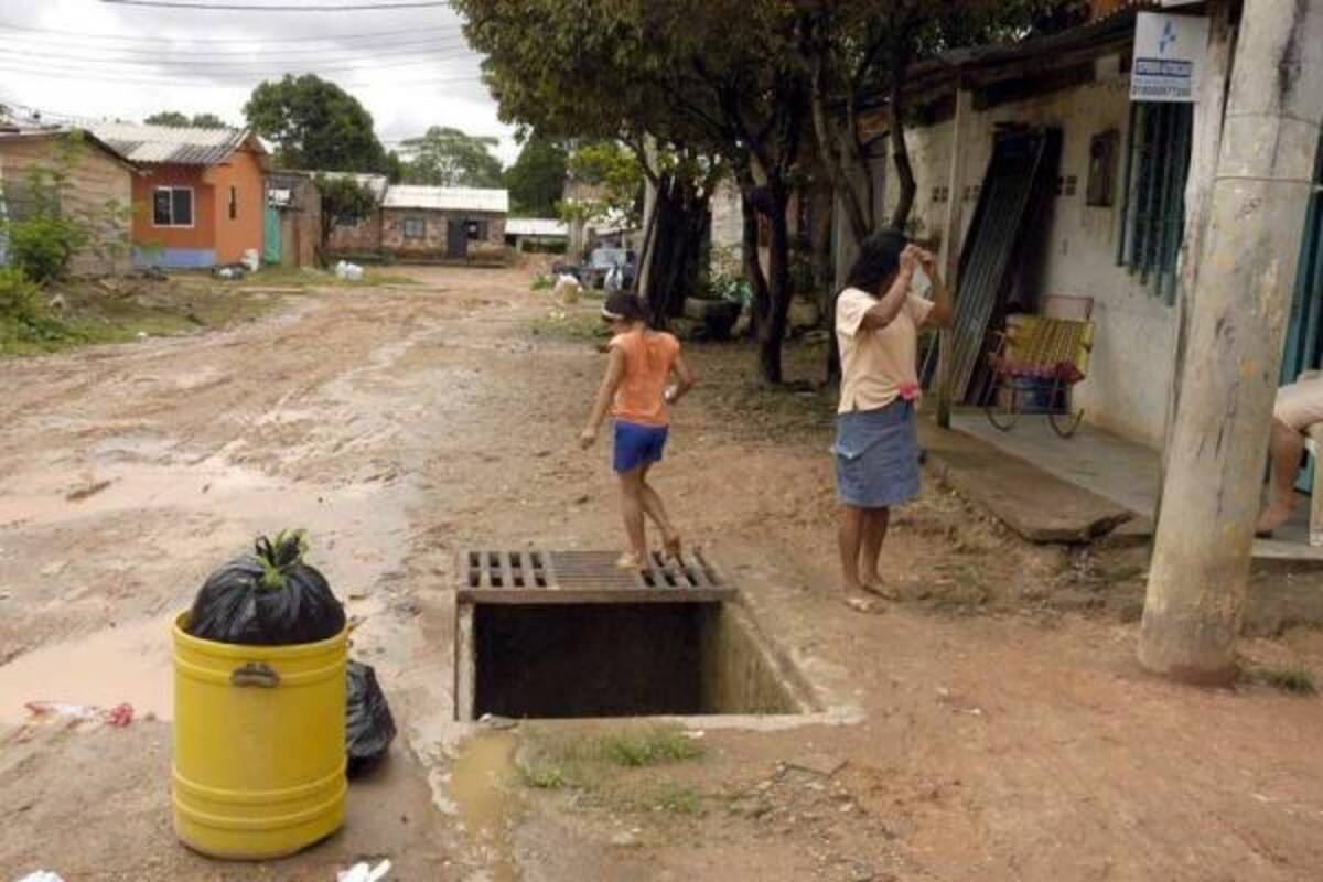 Debido al peligro que representa para conductores y peatones esta rejilla de aguas sin tapa a un costado de la vía, los habitantes del barrio Los Fundadores solicitaron a la empresa Aguas de Barrancabermeja colocar la tapa.(Foto: Edgar Pernett/VANGUARDIA LIBERAL)