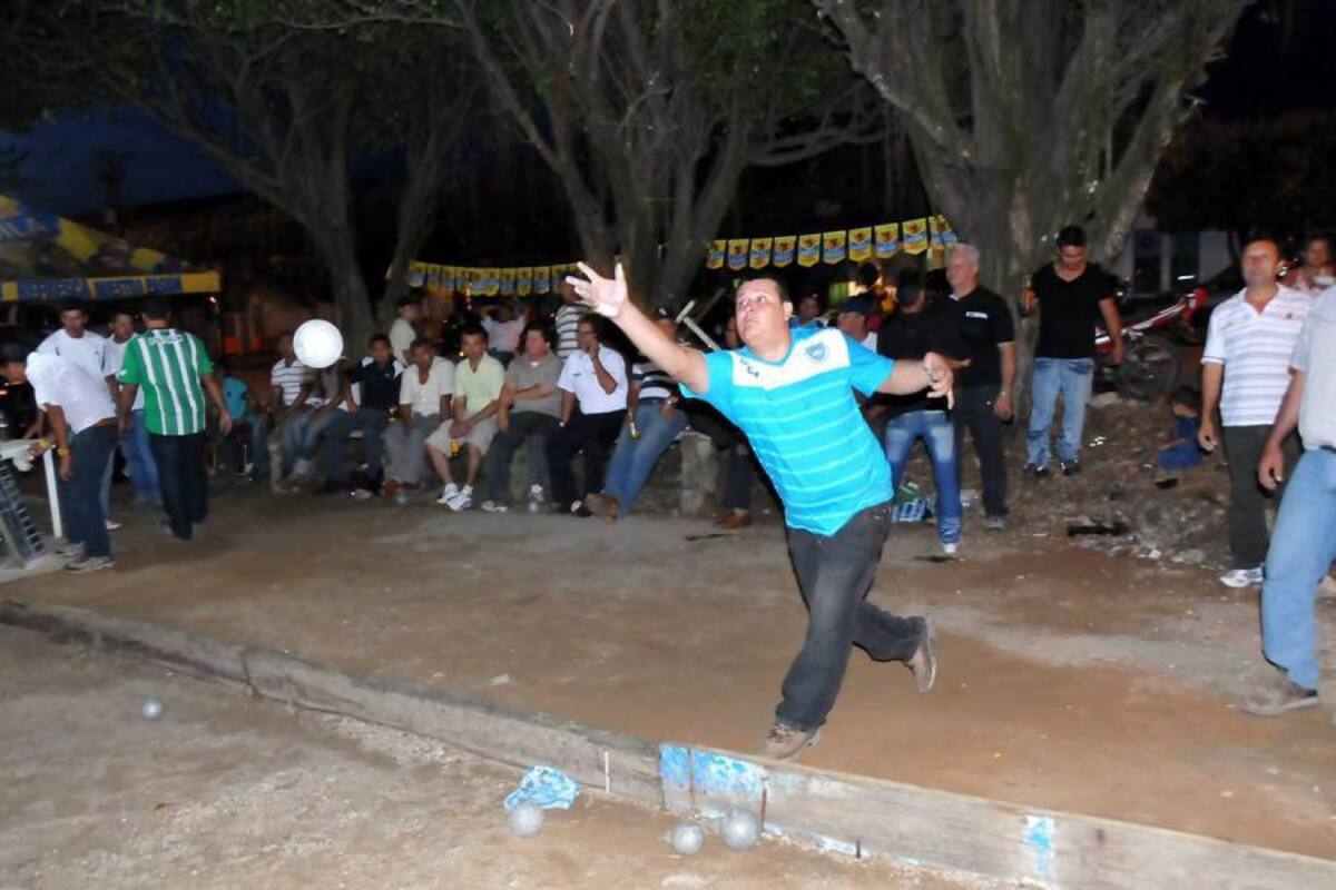 Un total de 17 parejas lanzaron la bola de hierro de hasta cuatro libras de peso para derribar los tres palos dispuestos al final de la pista de bolo criollo del barrio La Ceiba. (Foto: Ricardo Pérez/VANGUARDIA LIBERAL)