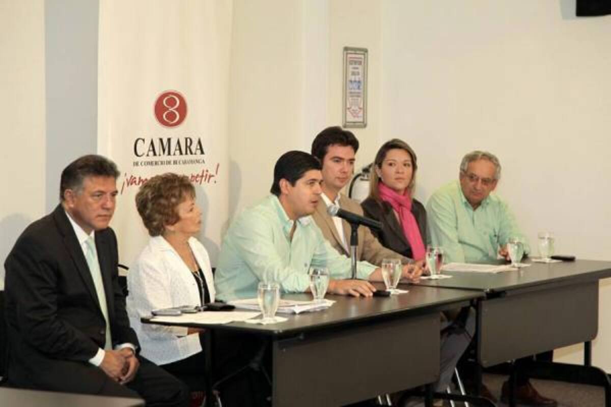 Fernando Vargas Mendoza, alcalde de la capital santandereana; Cecilia Reyes de León, presidenta ejecutiva de la Fundación Participar y gerente ad honorem de la campaña 'Dale la Mano a Santander'; Alejandro Galvis Blanco, gerente de Vanguardia Liberal; Juan Camilo Beltrán Domínguez, presidente ejecutivo de la Cámara de Comercio de Bucaramanga; Silvia Johana Camargo Gutiérrez, directora del Invisbu; y Henry Ramírez León, presidente de la Junta Directiva de Camacol, Regional Santander.(Foto: Nelson Díaz / VANGUARDIA LIBERAL)