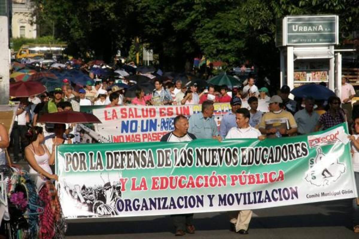 La protesta se inició a las 3:30 p.m. en la sede del sindicato de educadores y se desplazó hasta el centro de Bucaramanga. (Foto: Javier Gutiérrez / VANGUARDIA LIBERAL )
