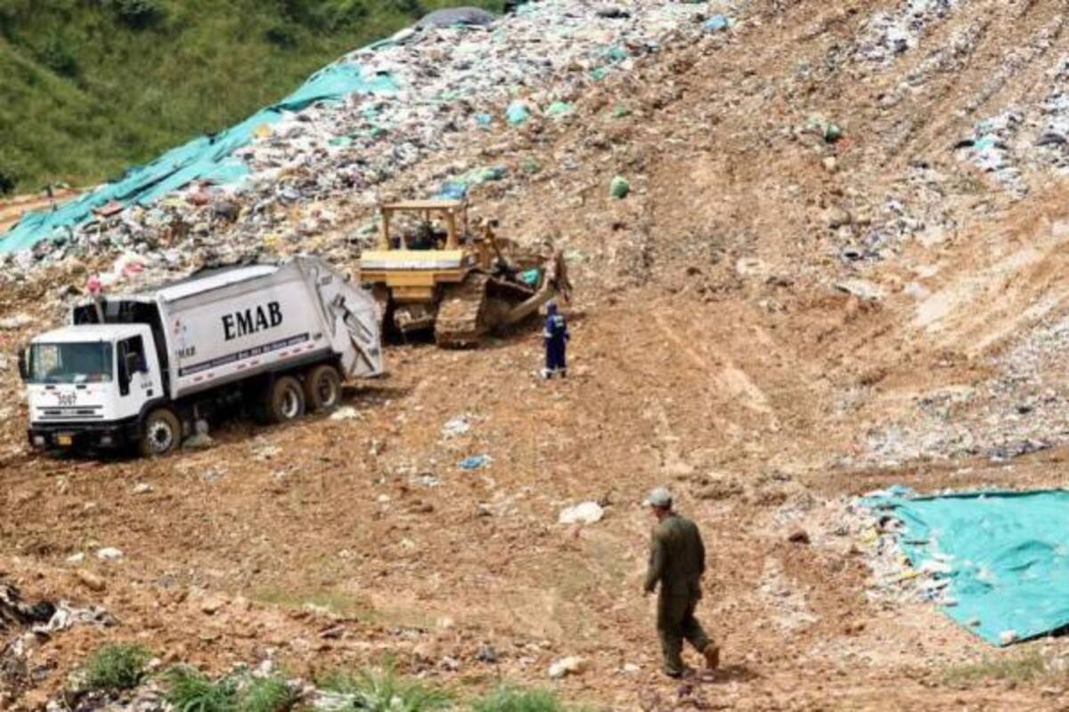 En las oficinas de la CDMB se reunieron las autoridades ambientales y, una vez allí, acordaron ampliar el plazo de funcionamiento de El Carrasco.(Foto: / VANGUARDIA LIBERAL)