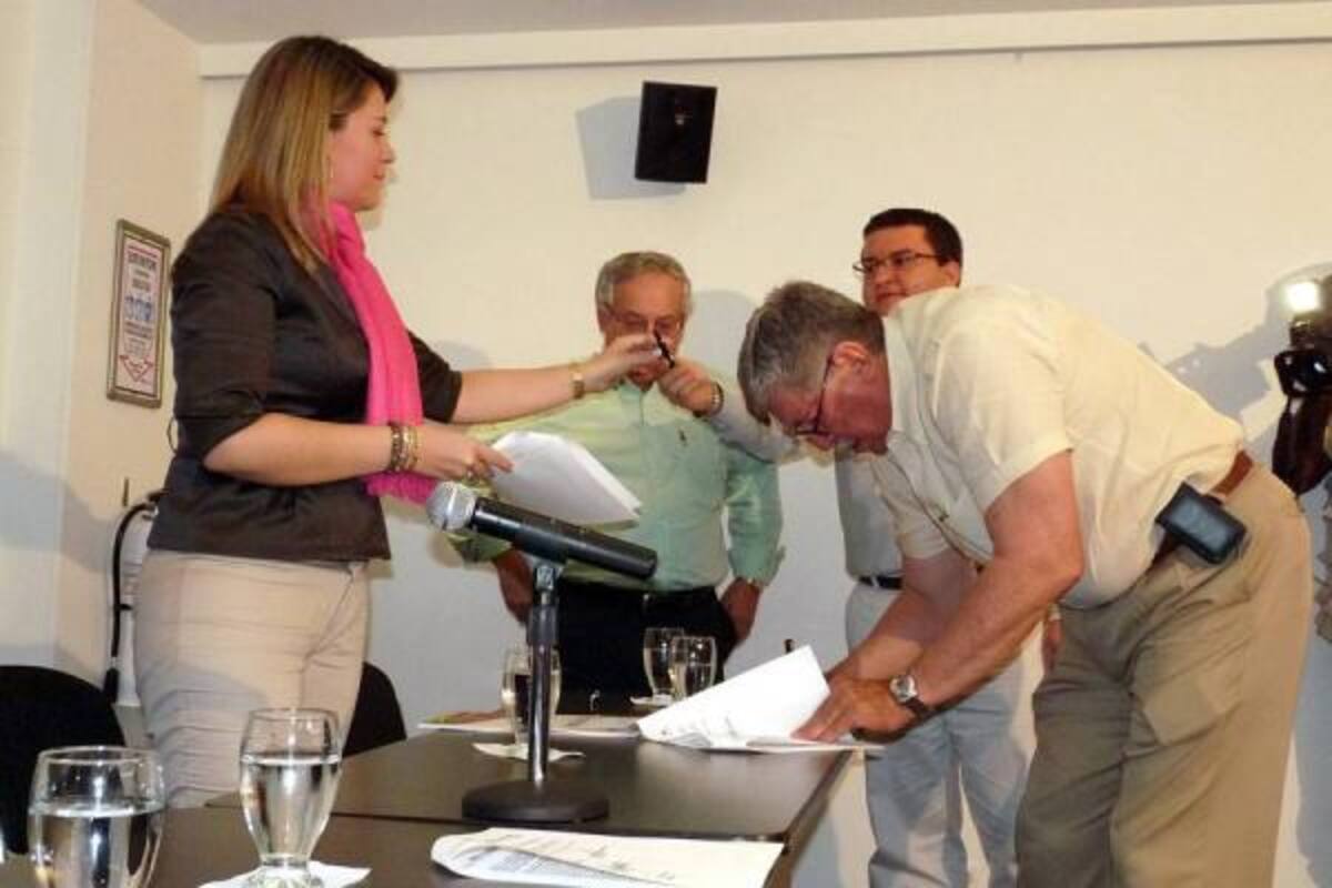Este es el momento en el que se firma el convenio de asociación para la construcción de las 120 viviendas. Las rúbricas las plasmaron, entre otros, Alejandro Galvis Ramírez, en representación de la Fundación Alejandro Galvis Galvis; Silvia Johana Camargo Gutiérrez, en representación del Invisbu; y Henry Ramírez León, presidente de la Junta Directiva de Camacol, Regional Santander.(Foto: Nelson Díaz / VANGUARDIA LIBERAL)