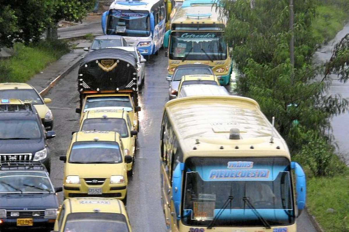 En aproximadamente dos semanas ya no se verán escenas como esta. Según la Directora del Área Metropolitana de Bucaramanga, Consuelo Ordóñez de Rincón, para el 15 de septiembre ya no habrá buses convencionales circulando por la Autopista. (Foto: César Flórez / VANGUARDIA LIBERAL)