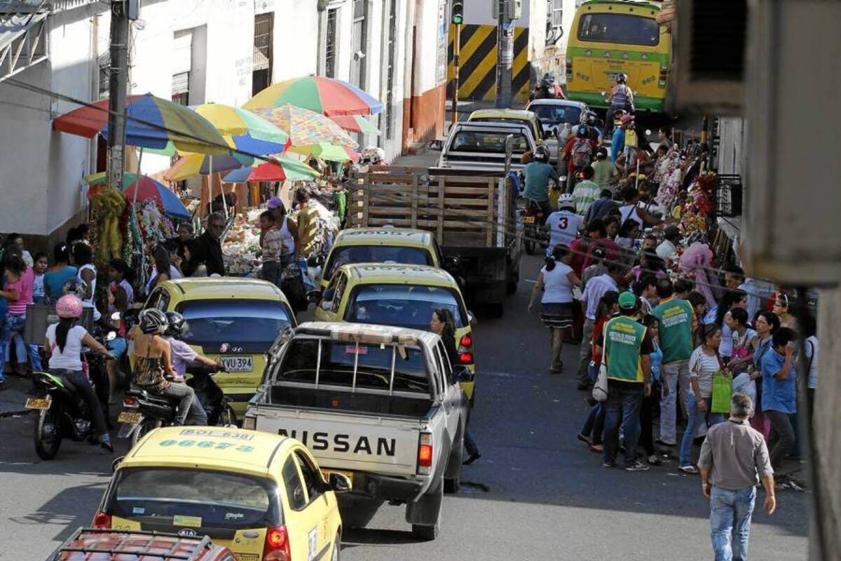 Es inadmisible que los vendedores ambulantes utilicen andenes y buena parte de la vía para adecuar allí sus productos, mientras los conductores y los peatones “se ven a gatas” para movilizarse. (Foto: Fotos: Javier Gutiérrez y César Flórez/VANGUARDIA LIBERAL)