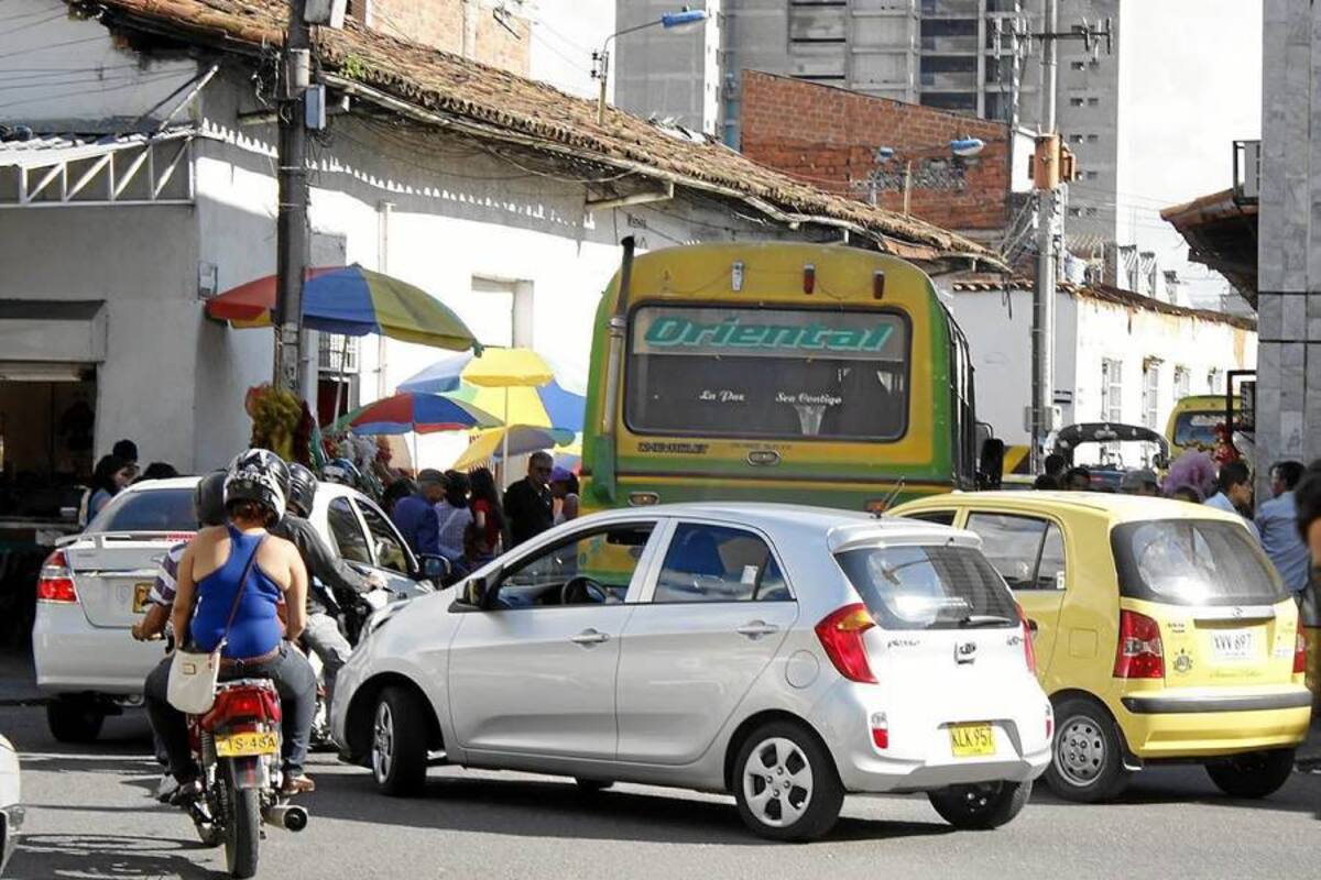 Este cruce, en el sector de la calle 36 con la carrera 13, es un verdadero atolladero vial. ¿Culpables? las invasiones de las ventas ambulantes y la falta de autoridad. (Foto: Fotos: Javier Gutiérrez y César Flórez/VANGUARDIA LIBERAL)