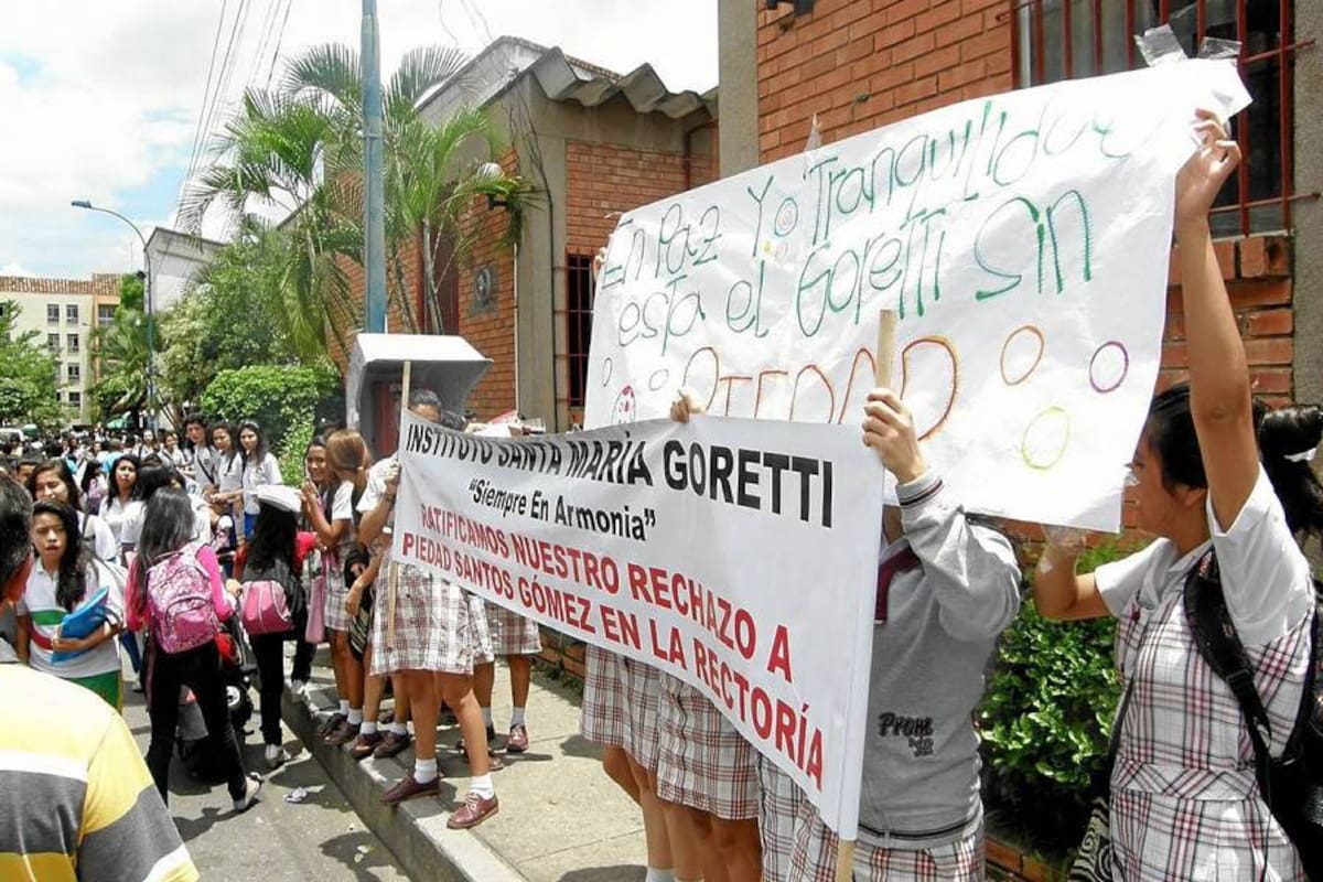 Por segunda vez en el año, estudiantes y docentes del Instituto Santa María Goretti se ‘plantaron’ ayer a mediodía frente al colegio. La idea era protestar durante casi treinta minutos por el nombramiento de la nueva rectora. (Foto: Javier Gutiérrez / VANGUARDIA LIBERAL)