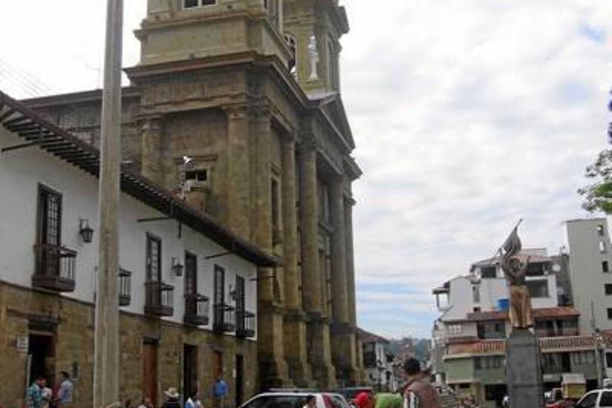 Durante la instalación del poste de la cámara de seguridad que operará en la esquina de la calle 15 con carrera 14, frente a la llamada esquina de la alegría junto al Parque de la Independencia, varias personas que observaban los trabajos se quejaron de la ubicación de la estructura, pues manifestaron que está muy salida y desmejora la imagen y belleza de ese sector turístico. (Foto: Nancy Gómez Cala /VANGUARDIA LIBERAL)