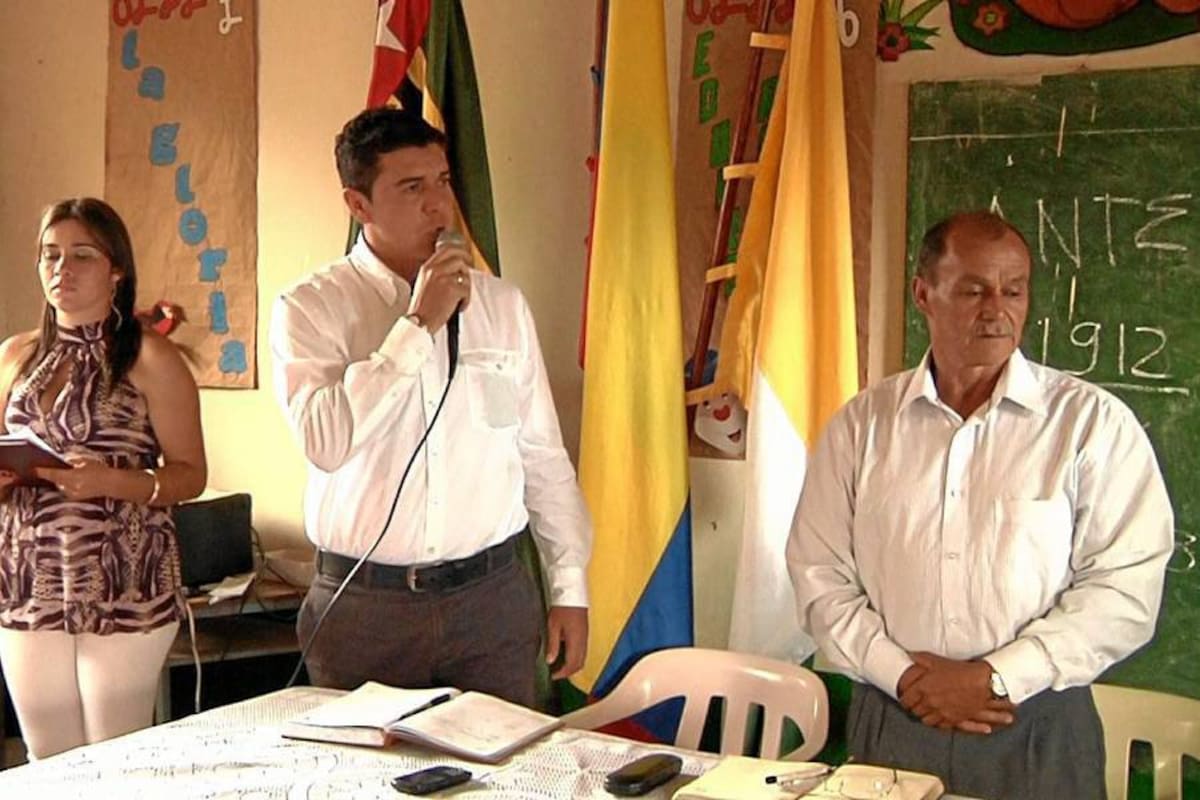 El acto de posesión de los ediles fue presidido por el alcalde de Oiba, Jhonny Peñaloza Niño, el presidente del Concejo, Bernardo Moreno Chocontá y el concejal Orlando Aguilar Barreto, ante la presencia de los líderes locales y habitantes del corregimiento. (Foto: Suministrada /VANGUARDIA LIBERAL)