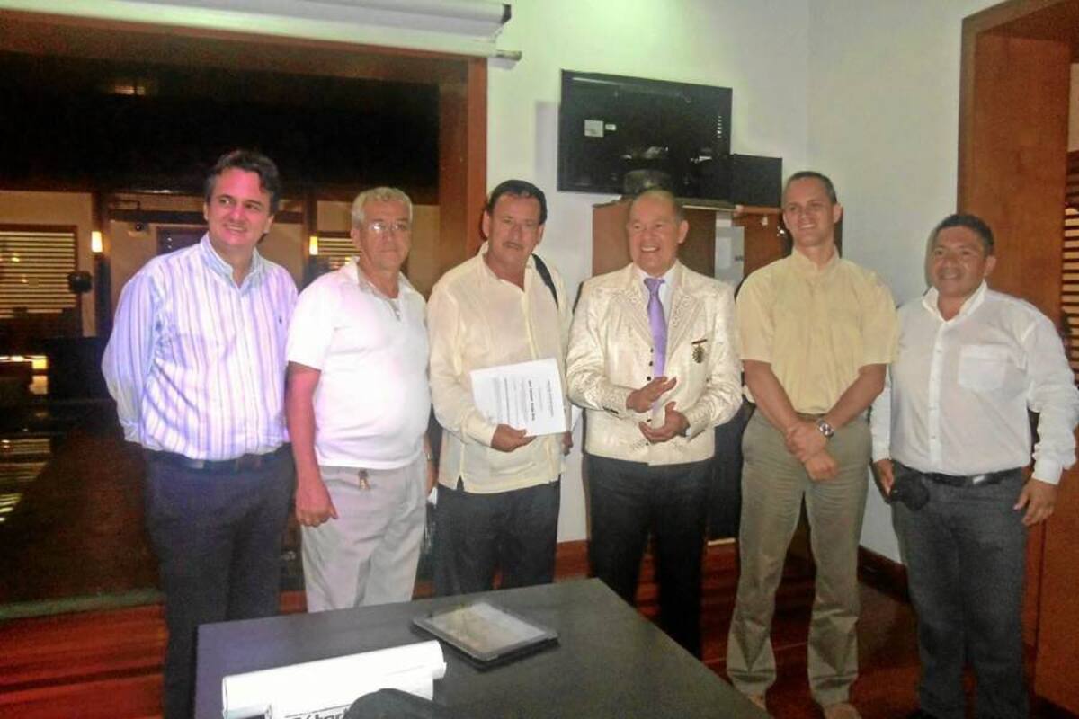 Instantes del acto de reconocimiento con el diploma de la Fundación Fórum Bicentenario, donde acompañan al homenajeado, de izquierda a derecha: Daniel Navas, directivo de la Fundación El Libro Total, Monseñor Alfredo Vezga, José Enrique Vezga Díaz, el canta autor Antonio del Villar, el gerente de la Casa del Libro Total, Alejandro Navas Corona y el directivo de la Fundación Fórum Bicentenario, Ricardo Andrés Silva Chaparro. (Foto: Suministrada/VANGUARDIA LIBERAL)