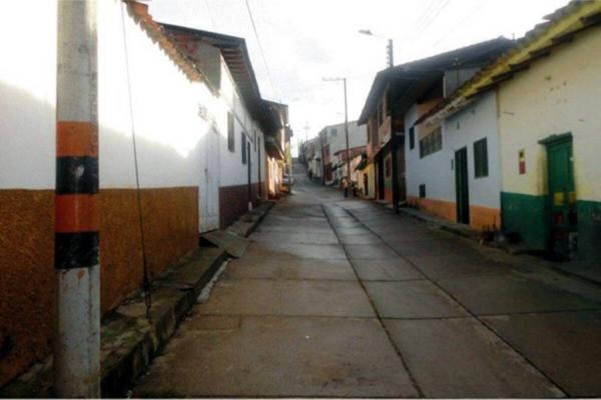 Aspectos de la carrera 8 con calle 11 de Oiba, donde ocurrió el fatídico accidente que llenó de tristeza a una familia residente en ese municipio. (Foto: Suministrada /VANGUARDIA LIBERAL)