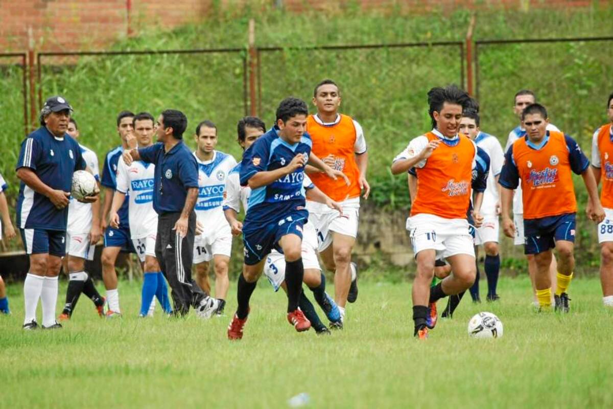 En la cancha del estadio Álvaro Gómez Hurtado comenzó ayer pretemporada el Real Santander, que sigue con su objetivo de llegar a disputar el título del Torneo de la Primera B en Colombia. (Foto: César Flórez / VANGUARDIA LIBERAL )