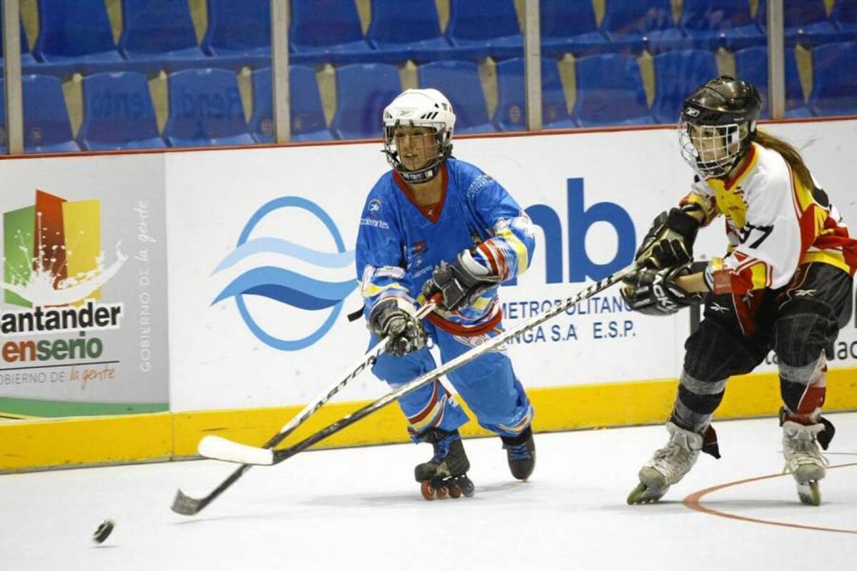 La selección Colombia (azul) no pudo ayer frente a España en el Campeonato Mundial de Hockey en Línea, categoría damas, y perdieron 8 – 0, acumulando tres derrotas en igual número de salidas. (Foto: César Flórez / VANGUARDIA LIBERAL )