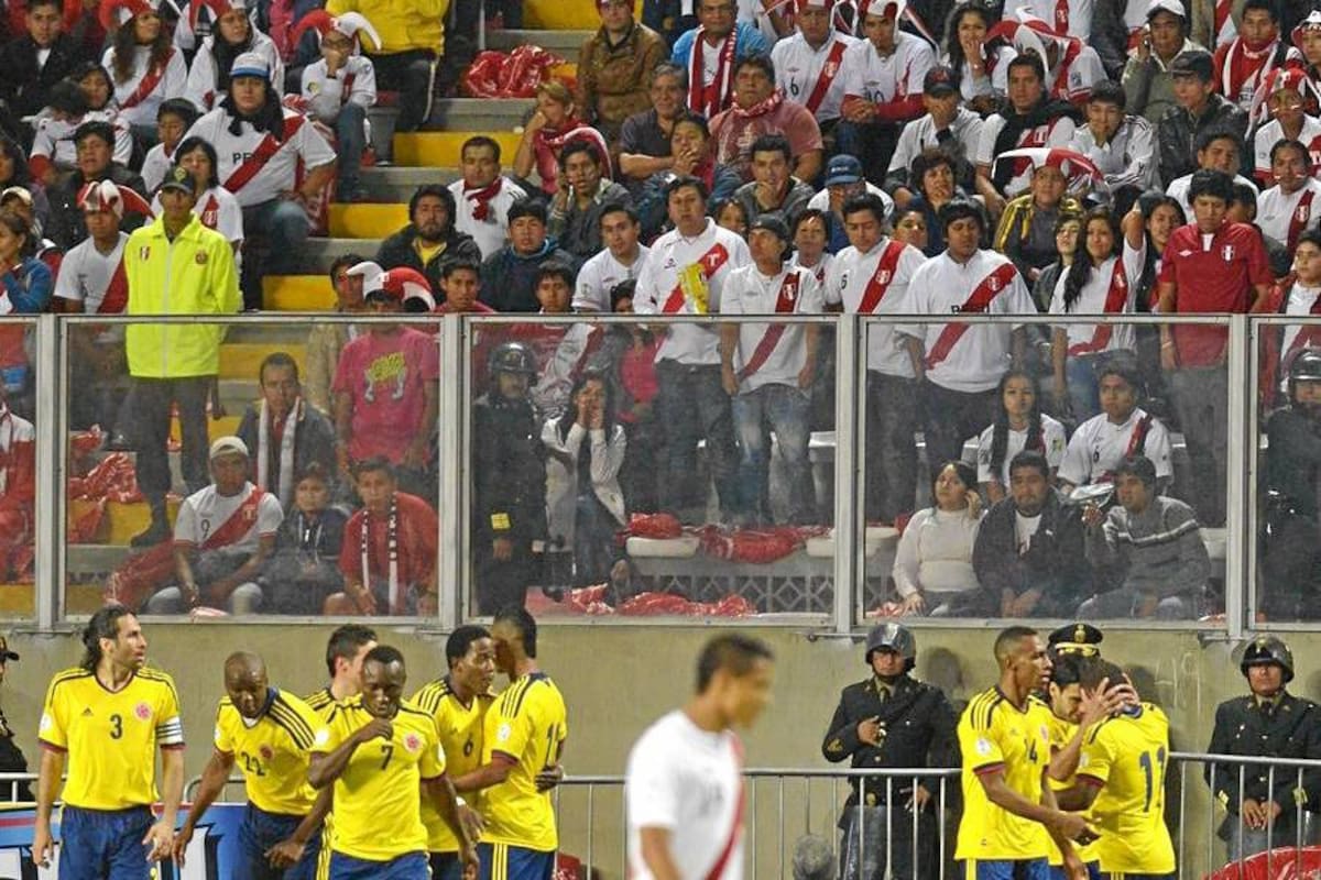 La Selección de Perú no pudo responderle a todos los aficionados que colmaron las graderías del Estadio Nacional de Lima y tras la derrota 1-0 ante Colombia se quedó con tres puntos en cuatro partidos. (Foto: AFP / VANGUARDIA LIBERAL)