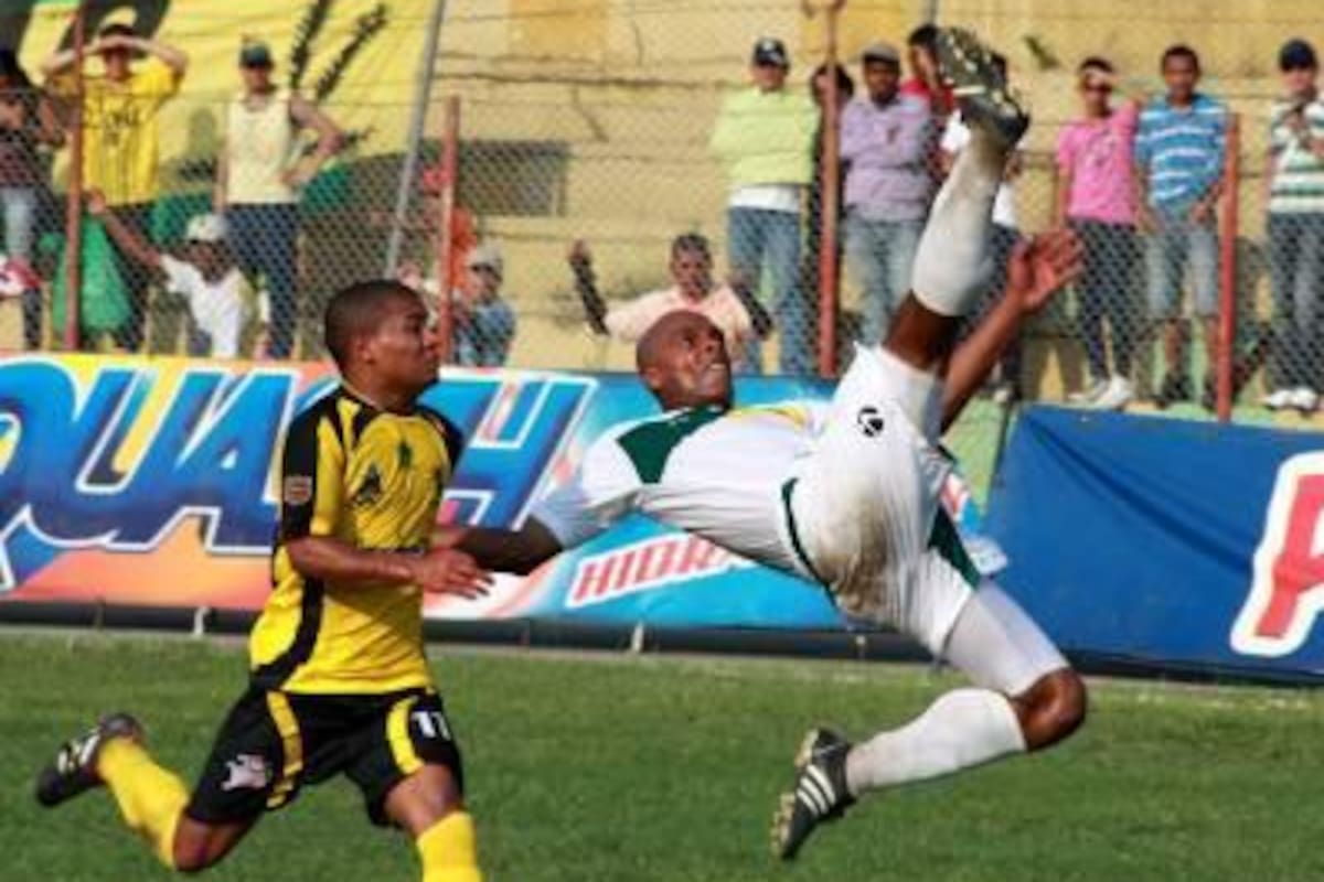 El defensor César Vásquez y el volante Carlos 'Ganiza' Ortiz renunciaron al Atlético Bucaramanga por el tema de inseguridad. Los jugadores dieron el paso al costado y esperan que el equipo mejore su rendimiento y clasifique a la segunda ronda del Torneo Postobón. (Foto: Archivo / VANGUARDIA LIBERAL )