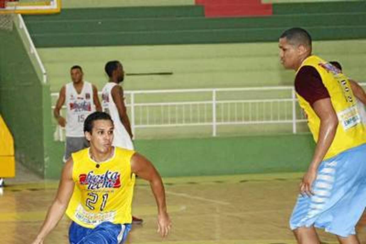 David Reyes, jugador de Búkaros – Freskaleche, se perderá el resto de la Liga Directv Profesional de Baloncesto porque el pasado martes en la noche sufrió fractura de tobillo y fractura de tibia en el pie derecho. (Foto: Archivo / VANGUARDIA LIBERAL )
