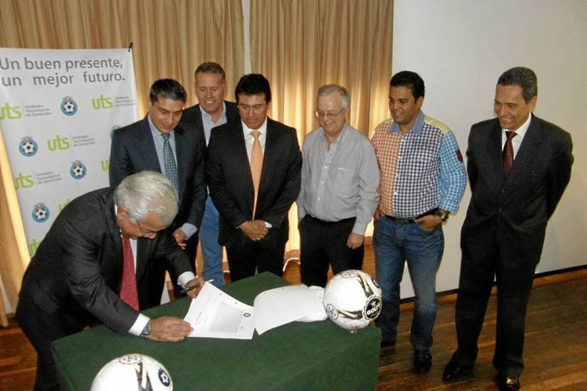 Real Santander y la Unidades Tecnológicas de Santander, UTS, firmaron ayer un convenio de cooperación institucional por un periodo de dos años. Eduardo Villamizar Mutis por el equipo profesional, y Óscar Omar Orozco Bautista, rector de la institución educativa, fueron los encargados de firmar el documento de asociación. (Foto: Javier Gutiérrez Pieruccini / VANGUARDIA LIBERAL)