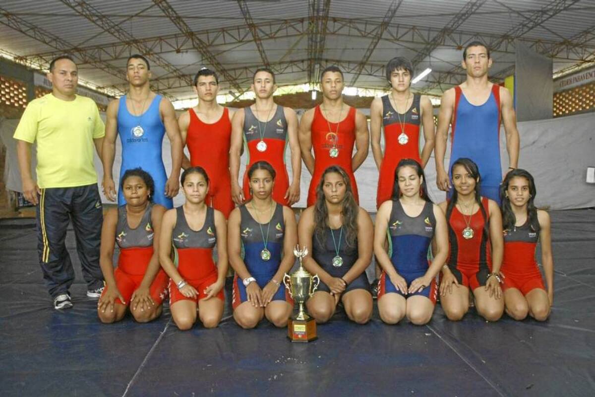 Esta es la delegación santandereana que compitió con gran éxito en el Campeonato Nacional en Medellín, aparecen de pie, izquierda a derecha: Sergio Arias (entrenador), Alexis Cuero, Charles González, Luis Carlos Caballero, Úber Cuero, Juan David Villamizar y Javier Mendoza; abajo, en el mismo orden: Elizabeth Cruz, Lezly Peña, Ahíde Cuero, Jacqueline Arias, Laura Reyes, Karen Afanador y Andrea Peña. (Foto: César Flórez / VANGUARDIA LIBERAL)