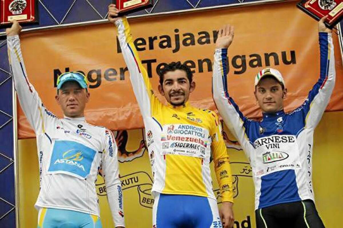 El pedalista sucreño, pero hecho ciclísticamente en Santander, José Rodolfo Serpa Pérez, subió ayer una vez más a vestirse de amarillo al mantener el liderato del Tour de Langkawi, prueba de la podría coronarse campeón hoy. (Foto: Tomada de www.cyclingnews.com / VANGUARDIA LIBERAL)