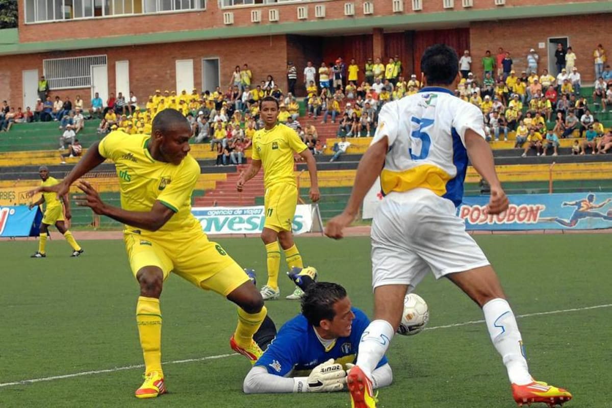Tras convertir el gol del empate ante Dépor de Aguablanca, Luis Alexánder Mosquera se ganó la titular del Bucaramanga y compartirá el frente de ataque con Camilo Piedrahita. (Foto: Jaime Del Río / VANGUARDIA LIBERAL)