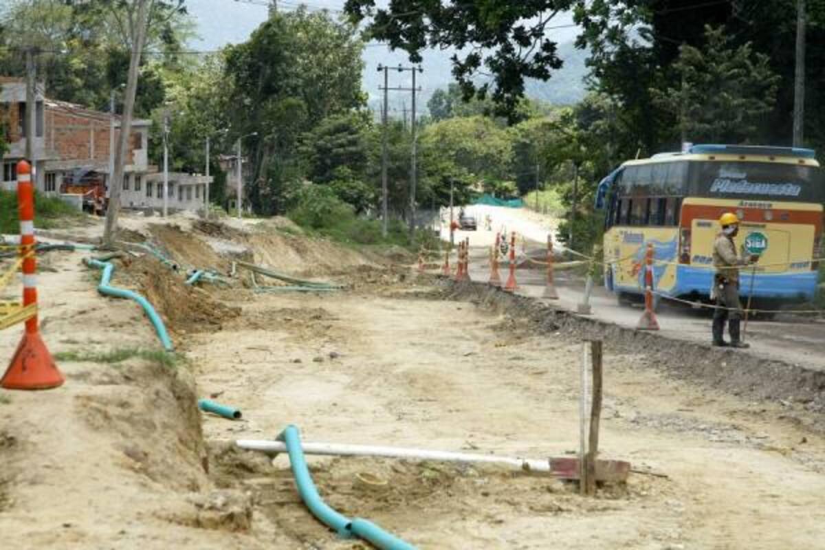 Cerca de 2,7 kilómetros de vía que conducen a Guatiguará en Piedecuesta serán de doble calzada. La vía funcionará como paralela en la conexión de dicho municipio y Girón. (Foto: César Flórez/VANGUARDIA LIBERAL )