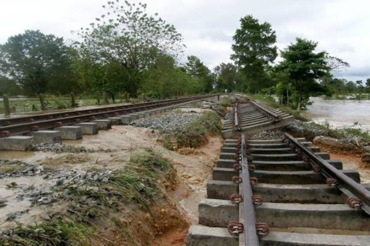 La línea férrea está siendo socavada por el Lebrija. De llegar a romper la banca, el caudal del río jamás volvería a su curso natural.(Foto: Marco A. Rodríguez/VANGUARDIA LIBERAL)