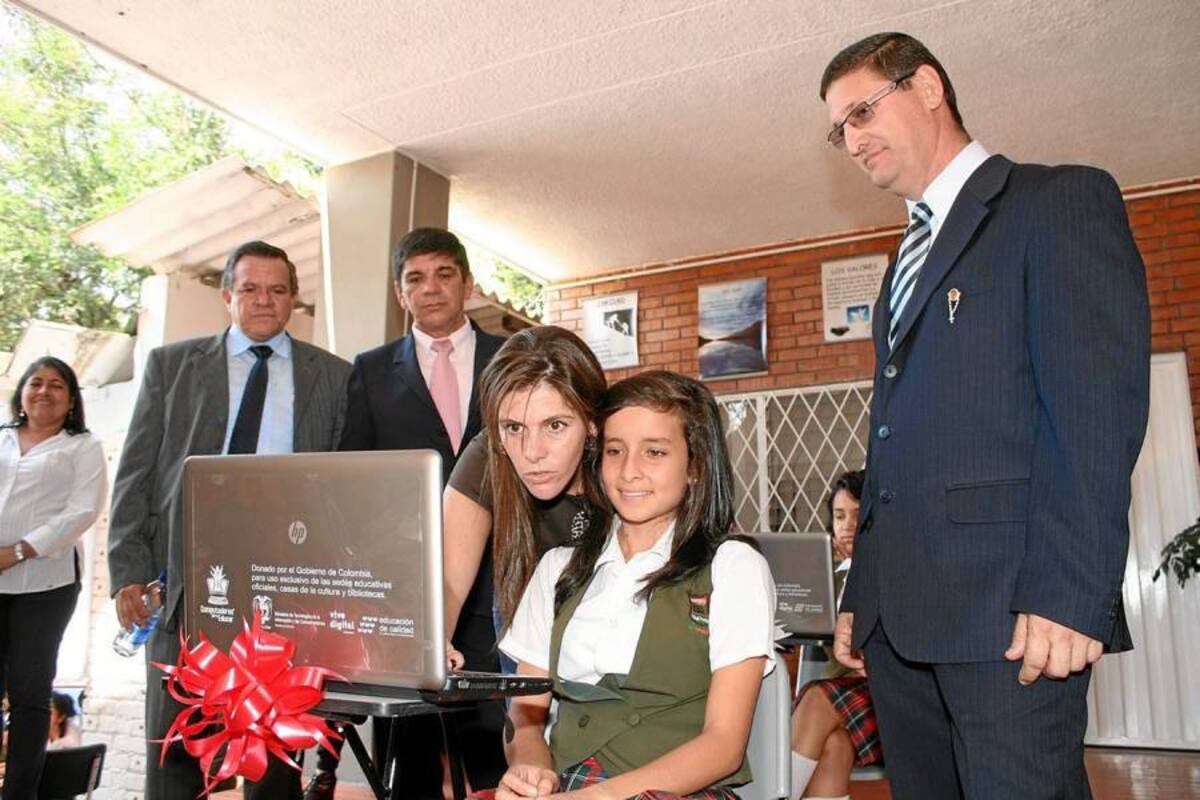 Mintic entregó portátiles en tres instituciones educativas (Foto: Mauricio Betancourt/VANGUARDIA LIBERAL)