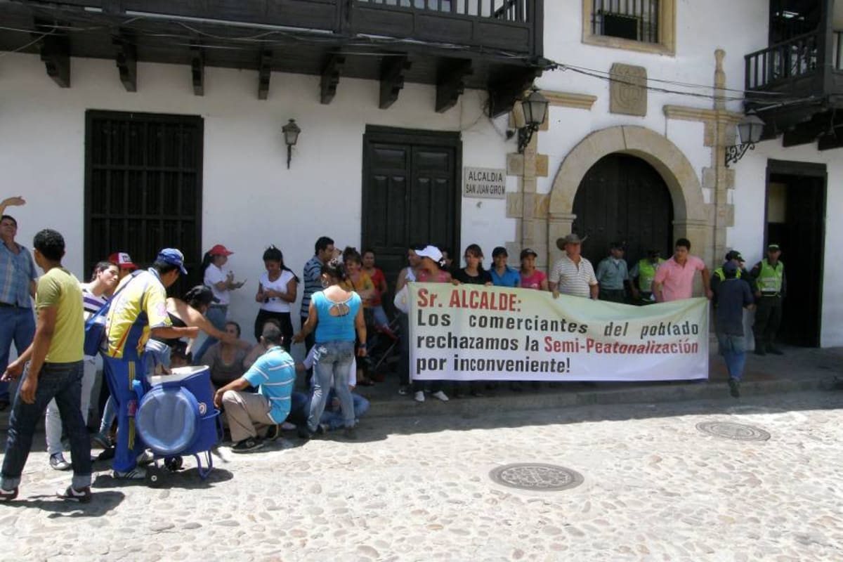 Algunos habitantes y comerciantes de la carrera 26 manifestaron su inconformismo por las obras de ampliación de andenes que se ejecutarán en este sector. (Foto: Liliana Carvajal/VANGUARDIA LIBERAL )