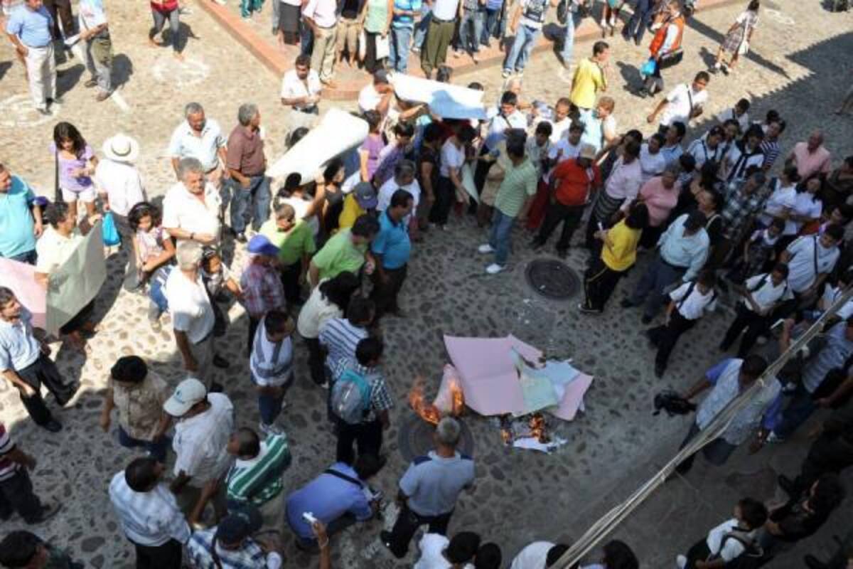 Algunos gironeses protestaron frente a la Alcaldía de Girón por el incremento en los valores del impuesto predial.(Foto: Suministrada/VANGUARDIA LIBERAL )