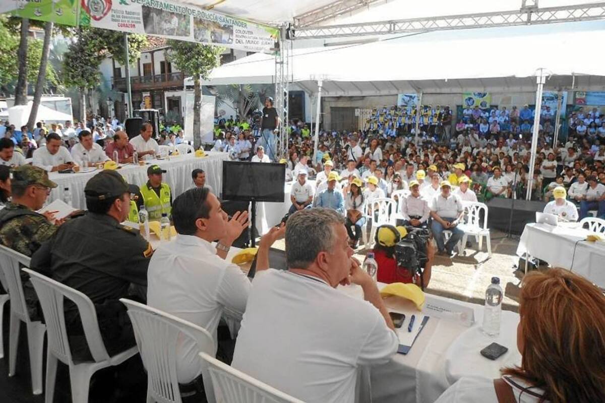 El gobernador Richard Aguilar Villa llevó a cabo el décimo segundo Consejo Comunal en San Gil, el pasado domingo, acompañado de su gabinete y directores de institutos descentralizados así como de autoridades eclesiásticas, militares y policiales, diputados, congresistas, contraloría departamental. Asistieron funcionarios, concejales, líderes comunales, docentes, rectores, alumnos y comunidad en general. (Foto: Nancy Acuña R / VANGUARDIA LIBERAL)