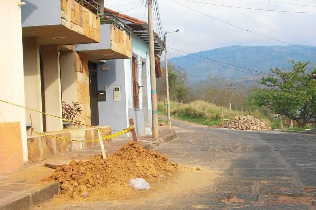 En la imagen algunos de los huecos que se construyen en el barrio Sagrada Familia para instalar postes. Comunidad pide que se le informe sobre las intervenciones que se hacen en sus sectores. (Foto: Nancy Acuña R. / VANGUARDIA LIBERAL)
