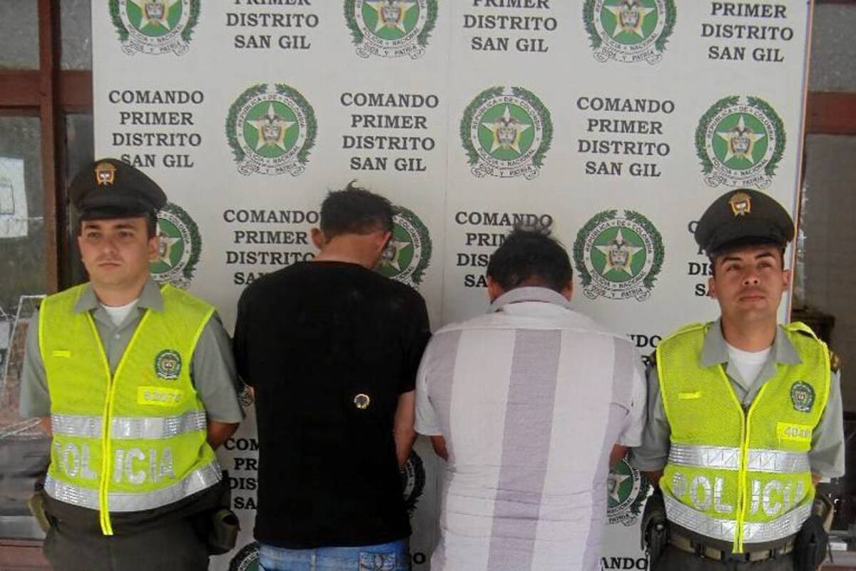Nancy Acuña R. /VANGUARDIA LIBERAL La captura se produjo el jueves hacia el medio día en el parque principal de San Gil. Operativo en el cual se incautó 6 cabezas de culebra cascabel. (Foto: Nancy Acuña R./VANGUARDIA LIBERAL)