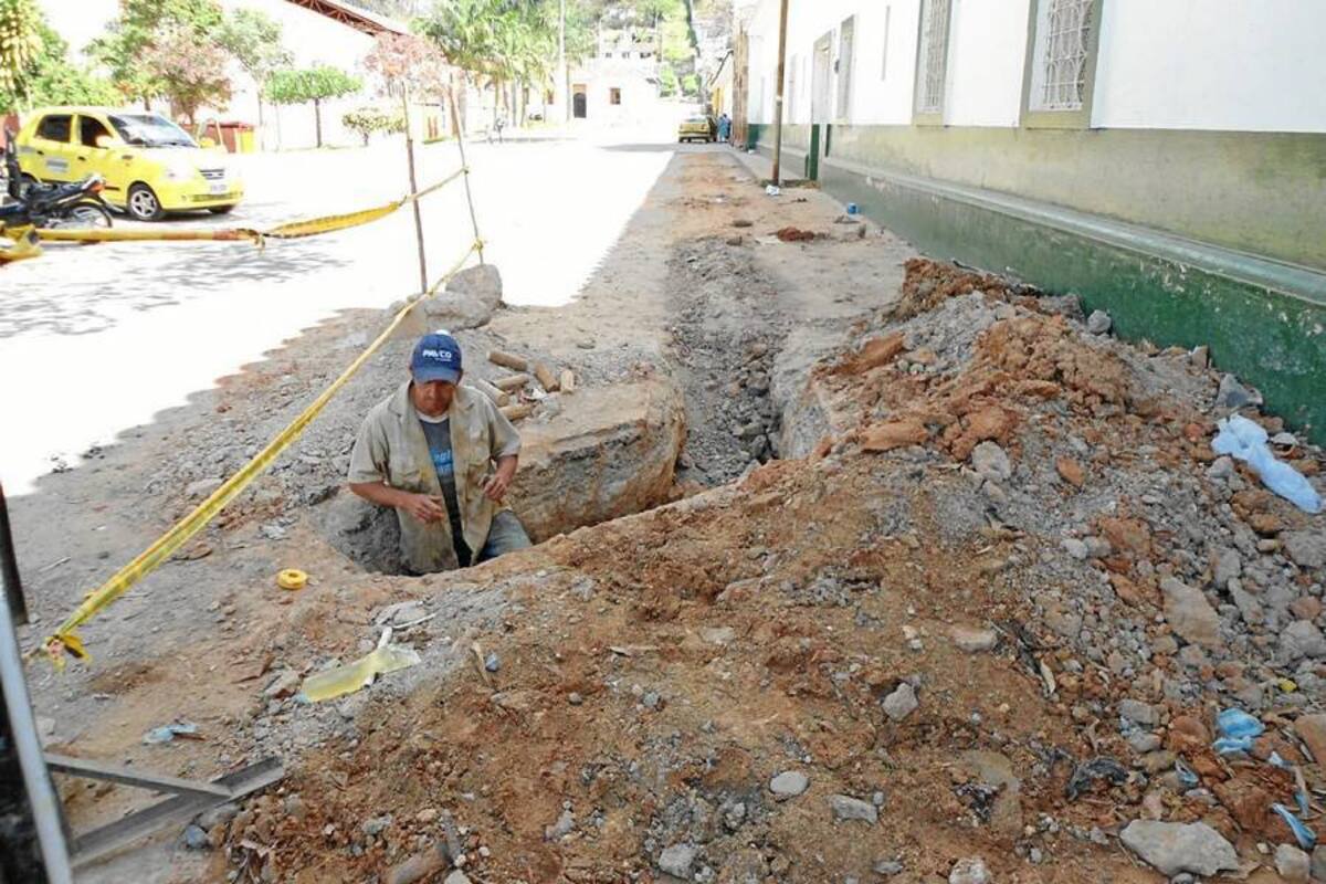 Imagen de los trabajos que viene realizando Acuasan en el barrio San Juan de Dios en San Gil relacionado con cambios de redes para la conducción de agua potable. (Foto: Nancy Acuña R./VANGUARDIA LIBERAL)