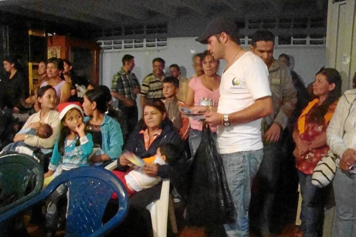 Estudiantes de diversos programas de Unisangil, junto con funcionarios de la Alcaldía y personal de la Policia llevaran brigadas de salud, sociales y deportivas a la comunidad del área rural de San Gil. (Foto: Suministrada / VANGUARDIA LIBERAL)