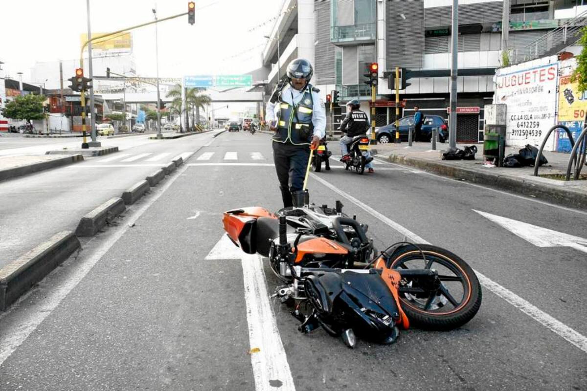 En grave estado peatón que fue atropellado por una motocicleta