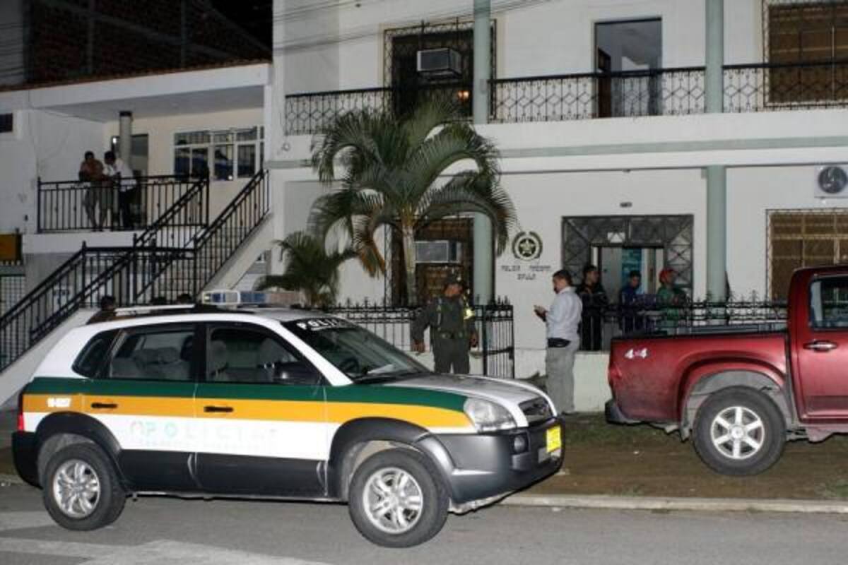 Al Gaula de la Policía fue trasladado el joven secuestrado para rendir ante las autoridades su versión de los hechos. (Foto: Marco Valencia / VANGUARDIA LIBERAL )