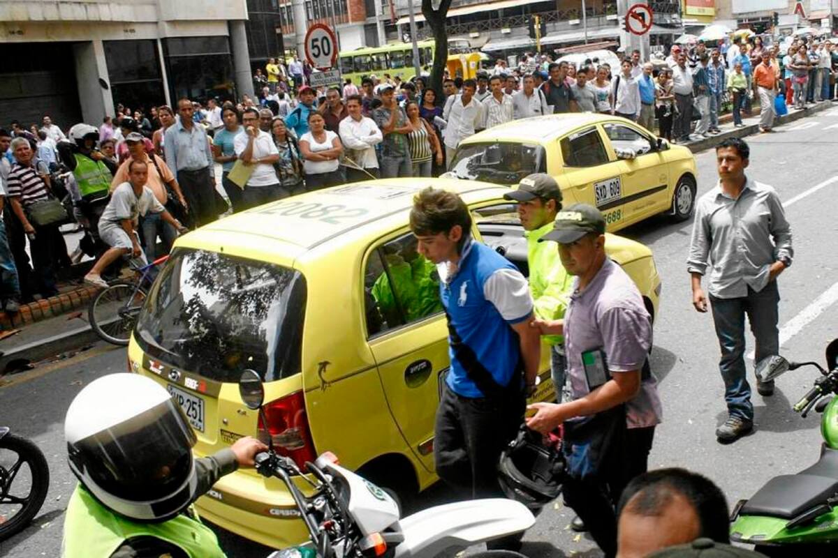 La fotografía registra el instante de la captura de los dos sospechosos por el Gaula de la Policía.